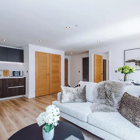 Luxury 2 Bed Penthouse - Balcony - Free Parking Apartment
