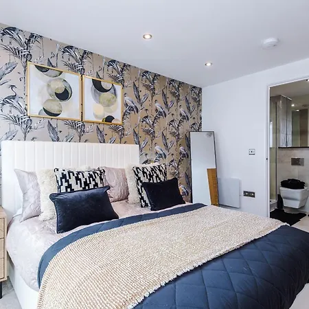Luxury 2 Bed Penthouse - Balcony - Free Parking