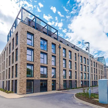 Luxury 2 Bed Penthouse - Balcony - Free Parking *