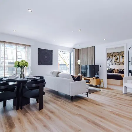 Luxury 2 Bed Penthouse - Balcony - Free Parking *