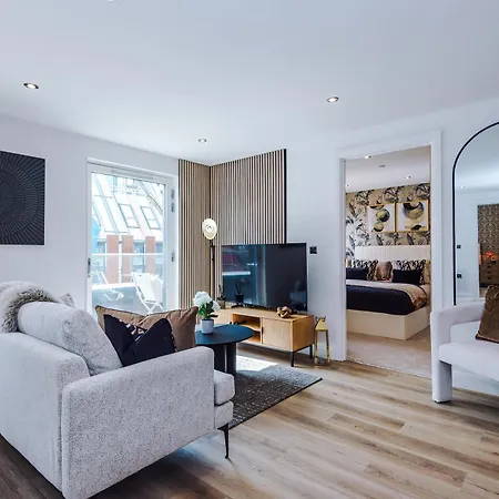 Luxury 2 Bed Penthouse - Balcony - Free Parking * Leeds (West Yorkshire)