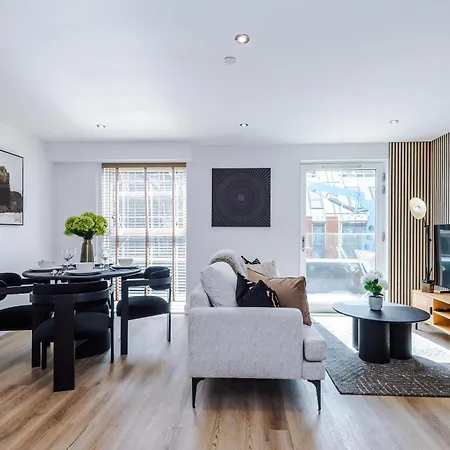 Luxury 2 Bed Penthouse - Balcony - Free Parking