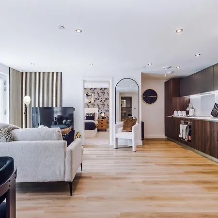 Luxury 2 Bed Penthouse - Balcony - Free Parking *