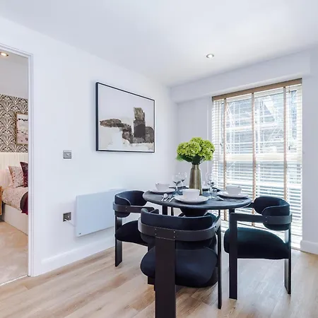 Luxury 2 Bed Penthouse - Balcony - Free Parking