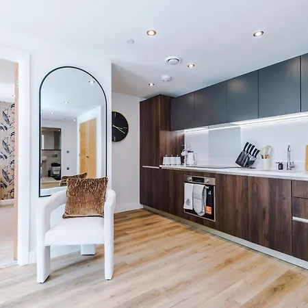 Luxury 2 Bed Penthouse - Balcony - Free Parking Apartment *