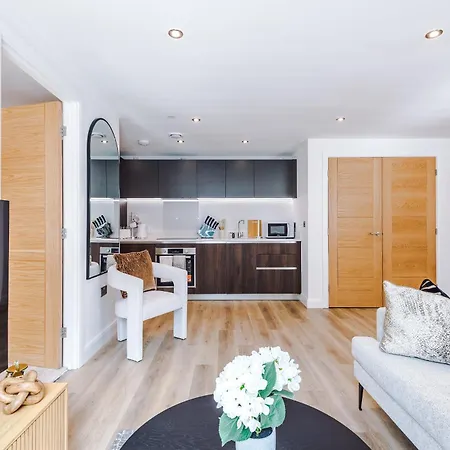 Luxury 2 Bed Penthouse - Balcony - Free Parking Apartment