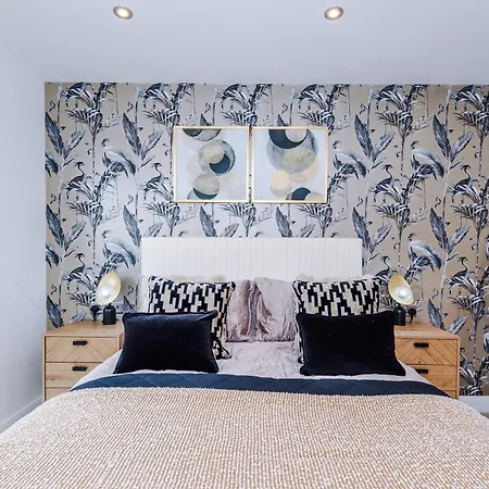 Luxury 2 Bed Penthouse - Balcony - Free Parking *