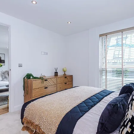 Luxury 2 Bed Penthouse - Balcony - Free Parking Leeds (West Yorkshire)