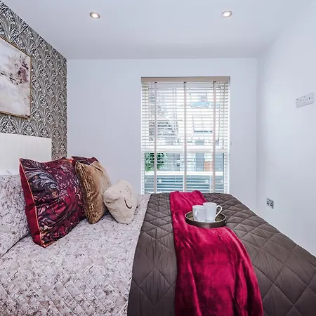 Luxury 2 Bed Penthouse - Balcony - Free Parking Apartment