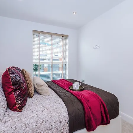 Apartment Luxury 2 Bed Penthouse - Balcony - Free Parking *