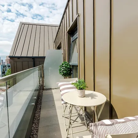 Luxury 2 Bed Penthouse - Balcony - Free Parking