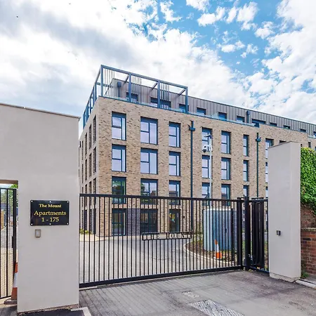 Luxury 2 Bed Penthouse - Balcony - Free Parking Apartment *