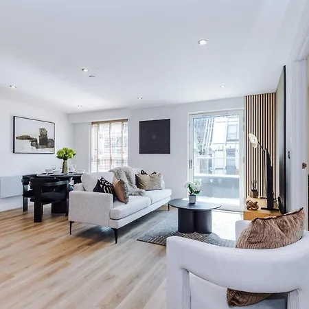 Luxury 2 Bed Penthouse - Balcony - Free Parking *