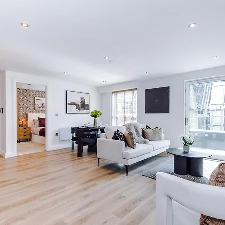 Luxury 2 Bed Penthouse - Balcony - Free Parking