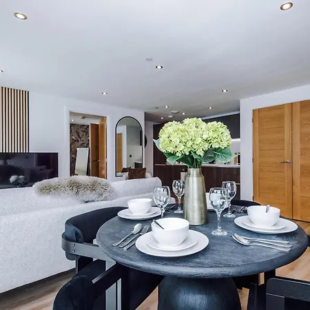 Luxury 2 Bed Penthouse - Balcony - Free Parking Apartment
