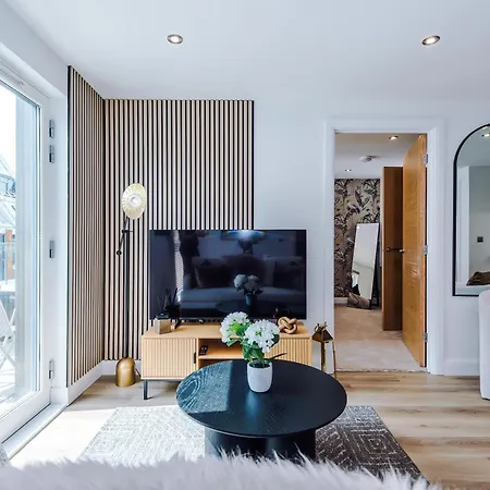 Luxury 2 Bed Penthouse - Balcony - Free Parking