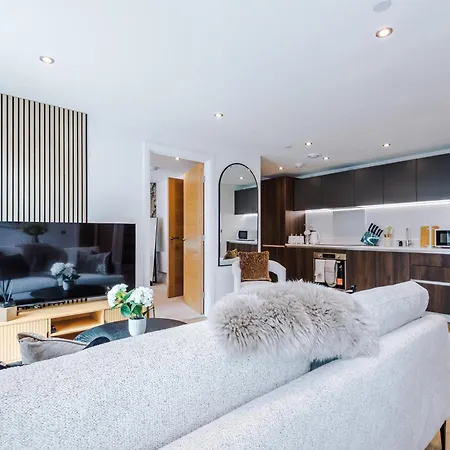 Luxury 2 Bed Penthouse - Balcony - Free Parking *