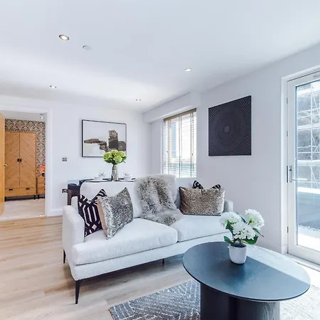 Luxury 2 Bed Penthouse - Balcony - Free Parking Apartment