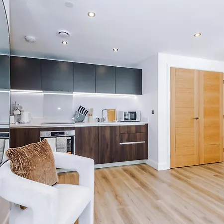 Luxury 2 Bed Penthouse - Balcony - Free Parking *