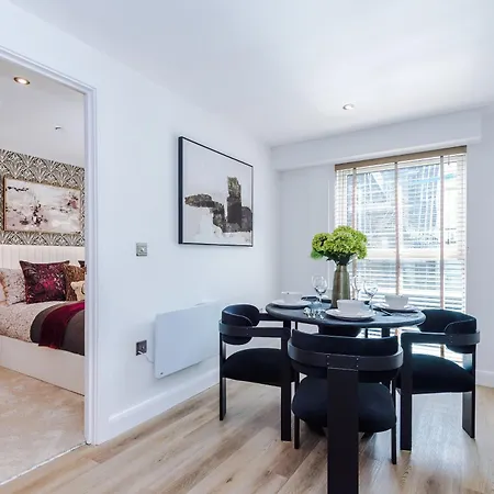 Luxury 2 Bed Penthouse - Balcony - Free Parking Apartment *
